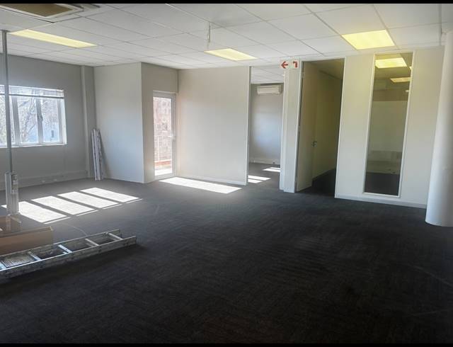 105M² BUILDING TO LET IN FOURWAYS